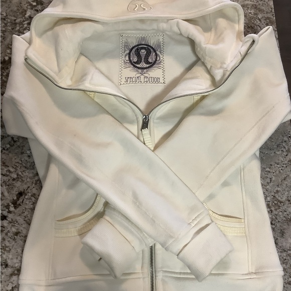 Lululemon limited addition scoop hoodie - Picture 3 of 3